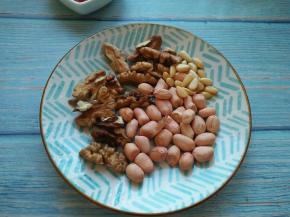 准备好核桃仁，松子，花生