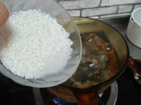 加入大米和糯米，一起煮30分钟，再加入枸杞，焖10分钟