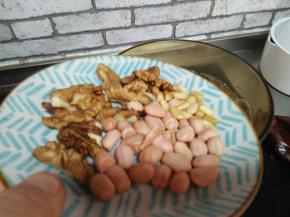 水开，加入花生，松子，核桃仁
