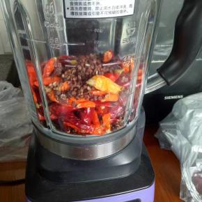 把已经沥干水的辣椒花椒放进破壁机粉碎