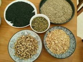 核桃仁、花生、瓜子仁和芝麻全部烤熟，核桃和花生切成小粒。