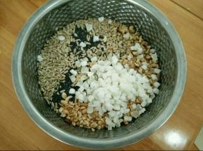 核桃、花生、芝麻、瓜子仁和冬瓜糖混合，冬瓜糖也切成小粒。