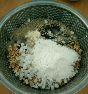 加入凉白开、熟油、蜂蜜、熟粉，搅拌均匀，静置半个小时。