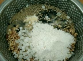 加入凉白开、熟油、蜂蜜、熟粉，搅拌均匀，静置半个小时。