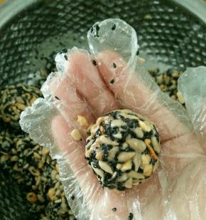 不渗油，用手能握成团，就算成功。