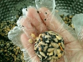 不渗油，用手能握成团，就算成功。