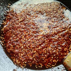 加上盐和酱油搅拌收火