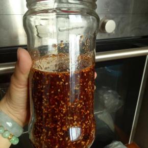 冷了以后装进玻璃瓶放冰箱，吃的时候提前拿出来。