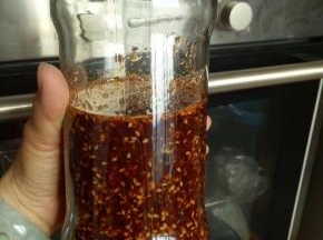 冷了以后装进玻璃瓶放冰箱，吃的时候提前拿出来。