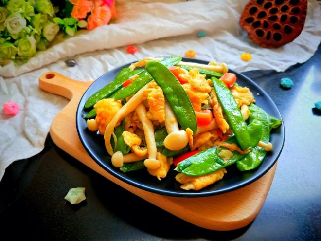 春的气息！ 荷兰豆白玉菇炒鸡蛋