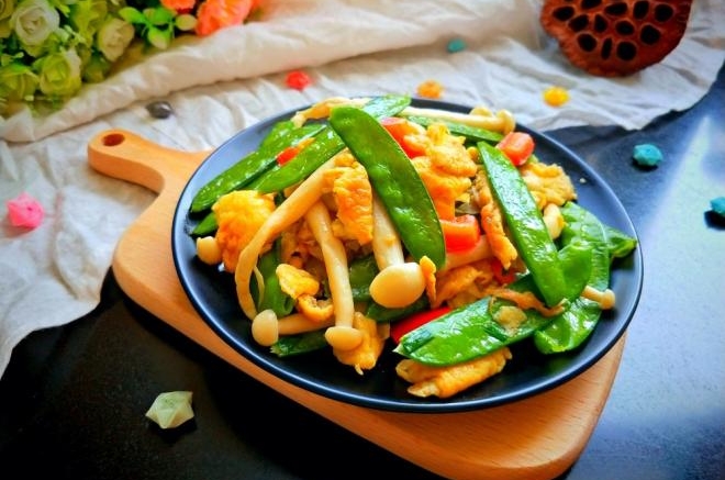 春的气息！ 荷兰豆白玉菇炒鸡蛋