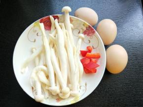 准备白玉菇，鸡蛋，红椒切丁做点缀。