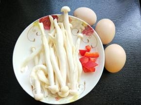 准备白玉菇，鸡蛋，红椒切丁做点缀。
