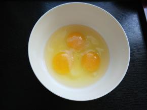 鸡蛋打入碗中，稍微放一点盐。