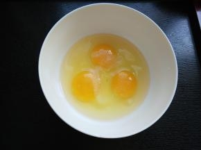 鸡蛋打入碗中，稍微放一点盐。