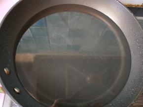 锅内放水，烧开，放几滴油。