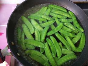 荷兰豆焯水捞出备用。