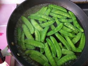 荷兰豆焯水捞出备用。