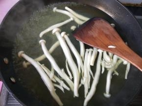 白玉菇焯水捞出备用。