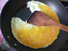 倒入打散的鸡蛋。