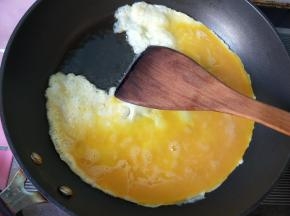 倒入打散的鸡蛋。