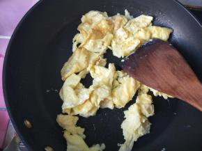 鸡蛋炒散。