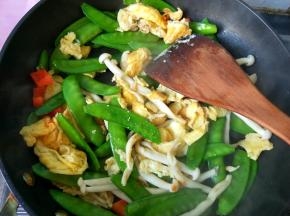 放孜然粉鸡精翻炒。