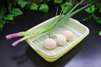 准备好3个鸡蛋，2根葱；