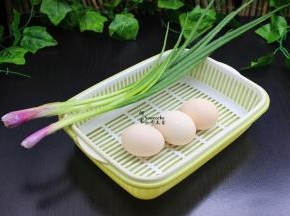 准备好3个鸡蛋，2根葱；