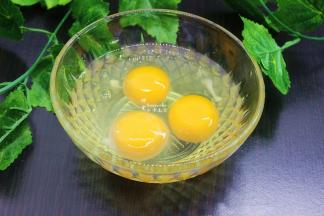 鸡蛋打再玻璃大碗里；