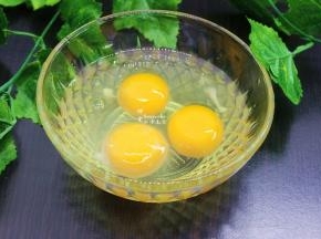 鸡蛋打再玻璃大碗里；