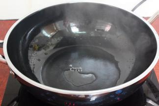 清水60ml倒入锅中，煮至锅底微微起气泡；