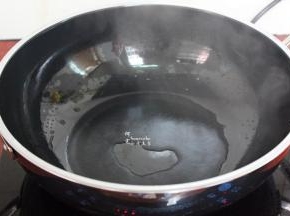 清水60ml倒入锅中，煮至锅底微微起气泡；
