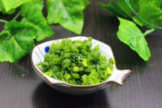 香葱洗净切好；