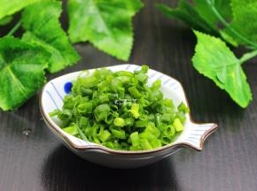 香葱洗净切好；