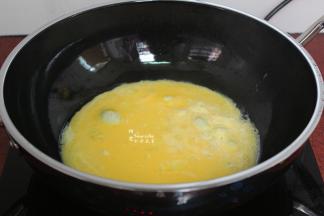 打散的鸡蛋液倒入锅中；