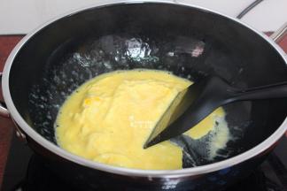 中小火，不断翻炒；