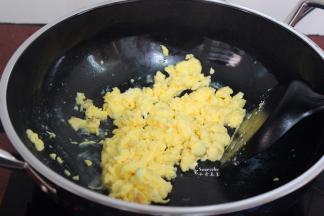 炒至鸡蛋成块，至熟；PS：瞧一瞧，丝毫不粘锅哦