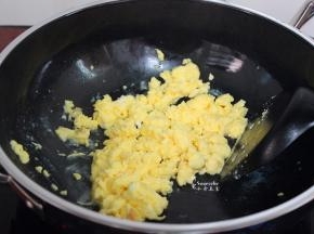 炒至鸡蛋成块，至熟；PS：瞧一瞧，丝毫不粘锅哦