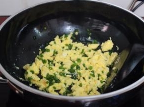 放盐、香葱炒均即可起锅。