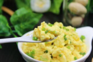 看完这款清水炒蛋，是不是很想吃？无油更健康，鲜嫩可口，非常好吃。