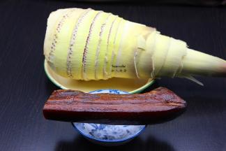 新鲜的笋去壳，洗净，准备腊肉；PS：照片中笋不止500克