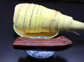 新鲜的笋去壳，洗净，准备腊肉；PS：照片中笋不止500克