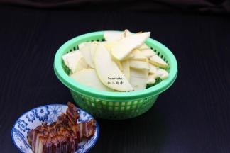 笋切片、腊肉切片；