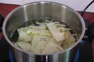 清水煮沸，汆烫笋，捞出过冷水；