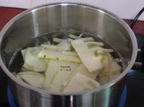 清水煮沸，汆烫笋，捞出过冷水；