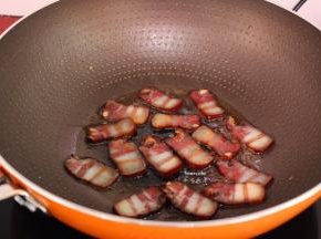 热锅，倒油，小火煎腊肉至熟，起锅；