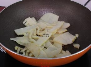 蒜末煸香，倒入笋爆炒至八成熟；