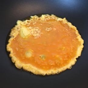 热锅热油放入蛋液