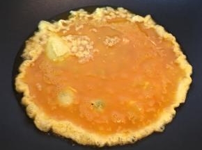 热锅热油放入蛋液